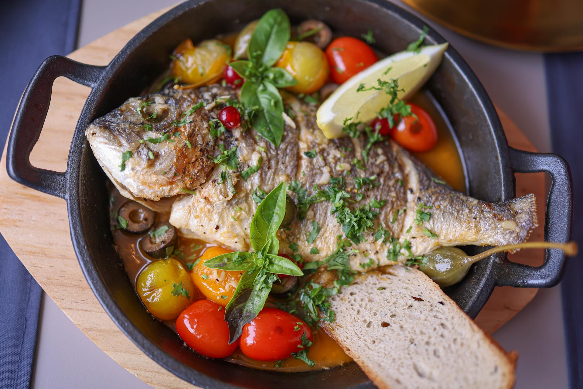 Poisson sauvage, herbes et armoise